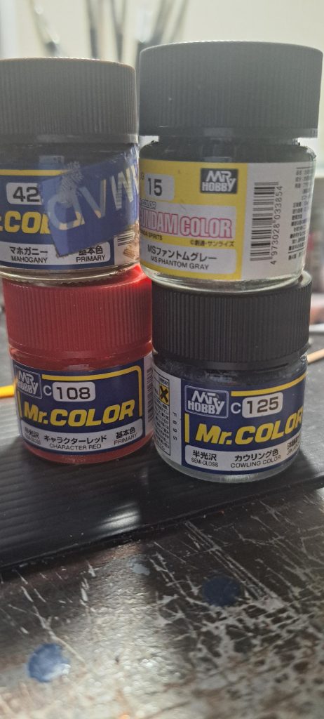 塗料もこれだけ。小さいし経済的です。マホガニーは以前アッガイを塗った残りです。