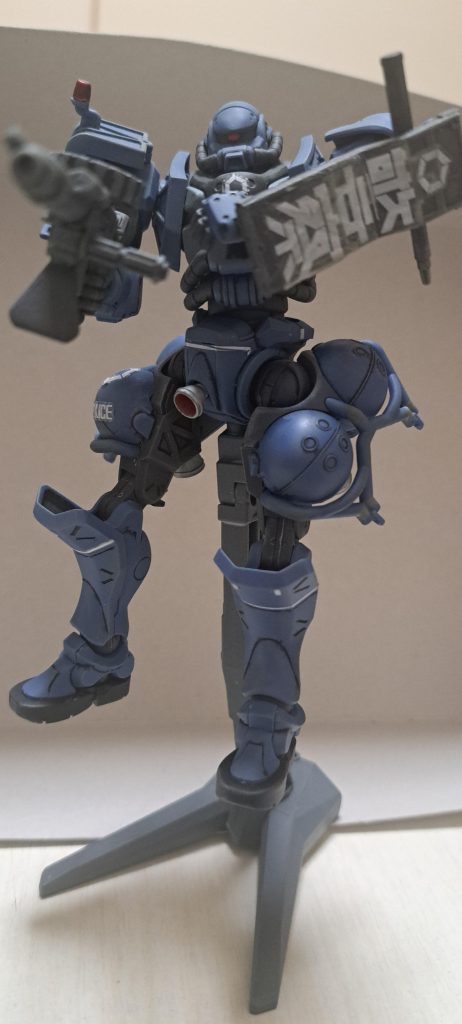 ちょっとポーズも難しい。独特なデザインですが足も靴を履いたようなデザインがいいですね。関節の柔らかいとこ硬いとこあるような気がして、動かすのがちょっと怖い。