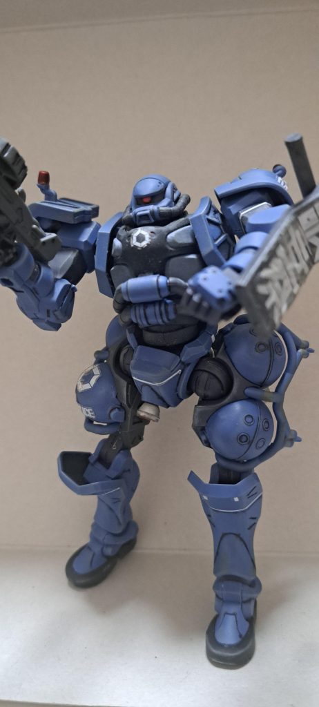 警察のシール?分割して貼ったのですが、やっぱり下手くそ。カラーリングとかどうしようか悩んだのですが、先ずは普通に何も変えず成型色メインで作りました。