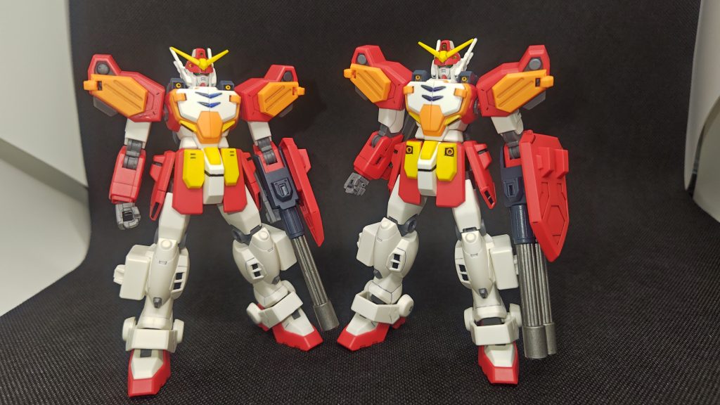 ノーマルのヘビーアームズと、今回の改。ビームガドリングが増えていたり、スラスターが追加されていたりと、強化ポイントは比較的わかりやすいです。