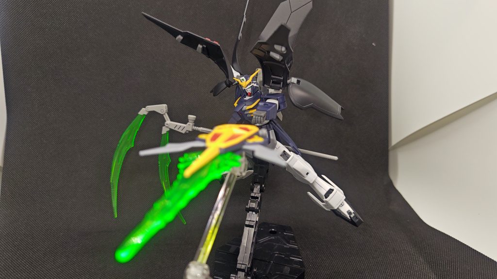 バスターシールド。こちらも元のデスサイズからデザイン変わって派手目になってます。