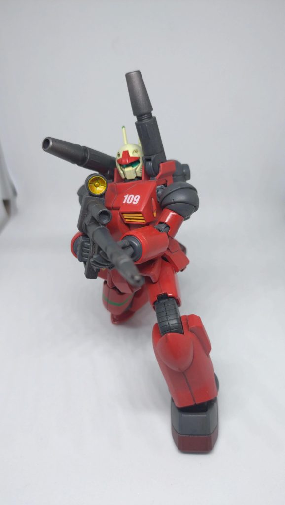 新品だけどスラスターや兵器の試射を行ったような跡を付けたかったのですが……難しいですね。トップコート(つや消し)がもうちょっと均一にしたかった(涙)