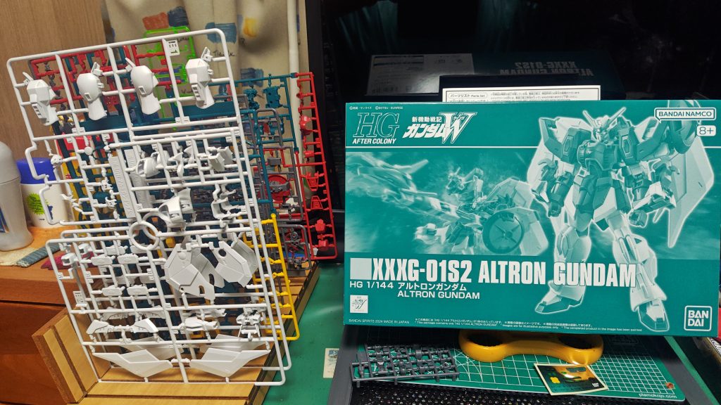 ボックスとランナー。腕の機構×2や強化バックパックもあり、結構ボリュームあります。