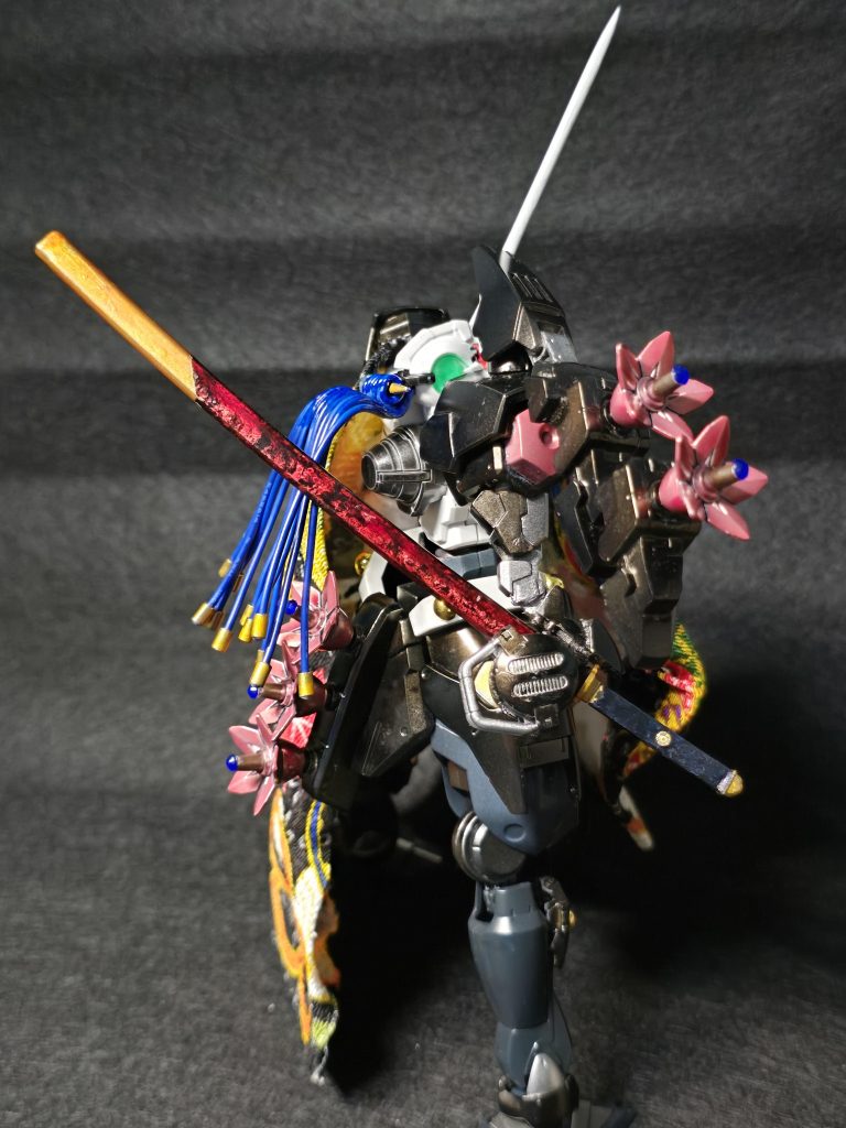 武装の紹介アンチビームマント『火鼠』桜型ビット『散華』×5ビームソード×1対艦刀『焔桜』です。遠距離武器はありません。右腕に対艦刀が直接マウントされています。