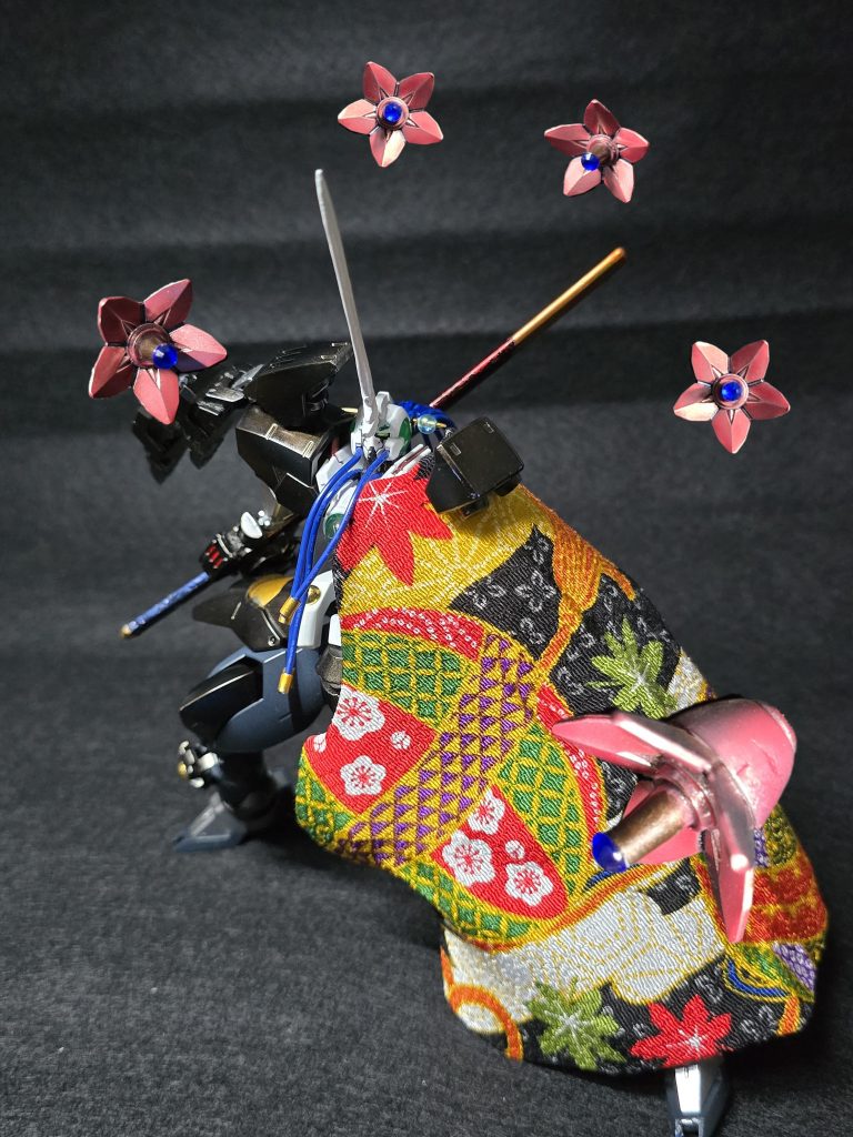 散華を展開。対艦刀は抜くに値する相手との戦闘以外では使用されず、基本的にはビットによるオールレンジ攻撃で闘います。アンチビームマントの火鼠で相手のビームを封殺し、散華を放ちます。一方的に殴られる痛さとこわ…(略