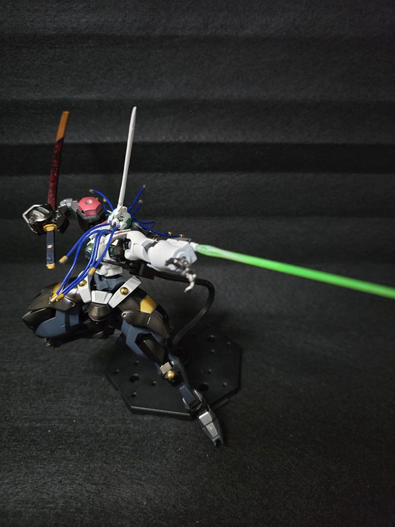 左腕にはビームソードで迎撃。対艦刀は最後まで抜きません!