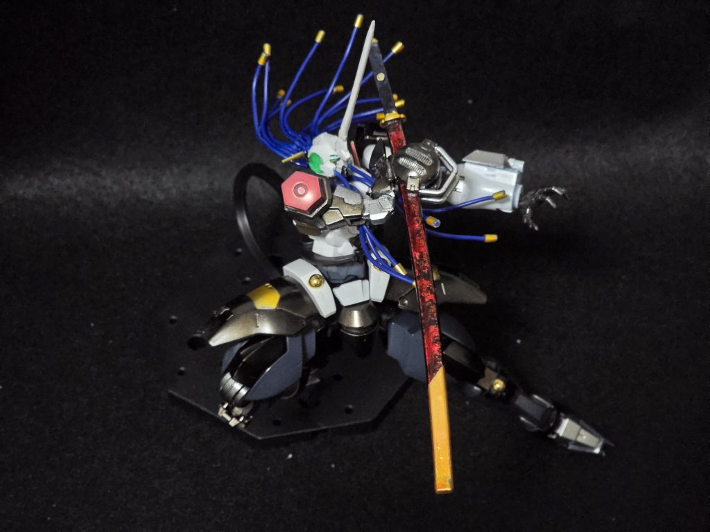 対艦刀の鞘もコーティングされており、ディフェンスロッドのように斬撃や銃弾を防ぎます。