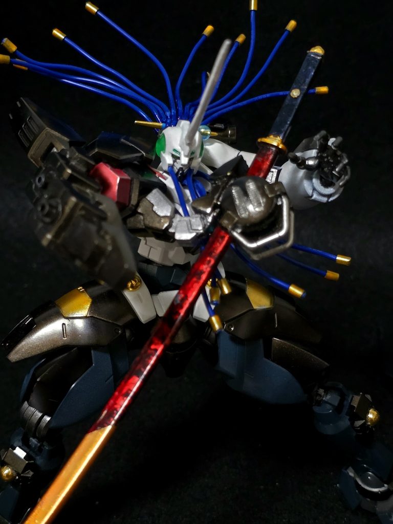 という事で、火鼠が失くなってからが本番。接近戦にシフトします。右腕の対艦刀をマウントしている部分はGN粒子を圧縮させる装置で、それを一気に解放する事で、居合抜刀による斬撃を放ちます。とんでもない負荷がかかるため、右腕は鞘と装置で一体化しています。