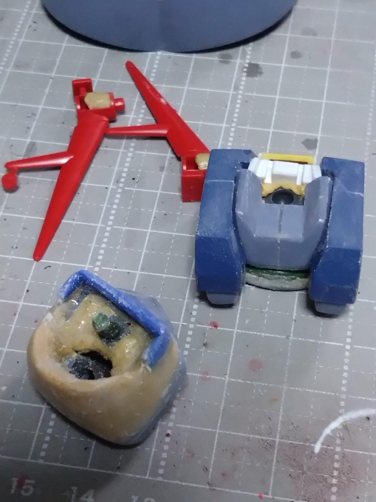 ララァ・スンの体に合わせてジオングも切断、接着、パテ等でサイズ変更。制作当初のプランはララァの胴体パーツもジオングに挟む予定でララァ・スンのボディも切断して軸埋め込みしましたがジオングが完成に近づき仮組みしてみると胴長。プラン変更してこの形になりました。 