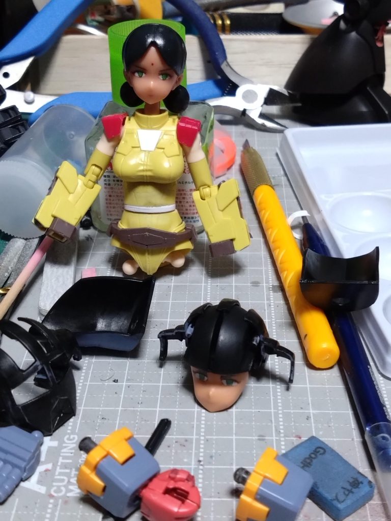 ララァ・スンの胴体切断してあるプラ板のラインがみえます。結果意味無かった。😱写真のマニピュレータにゲルググ使用して剣を持たせようかと思いましたがビームのほうが強いですよね。もう少しディティールアップとも思いましたがソレは違う作品の時と思いスジボリを少しにしておきました。最近丁度アニメにも少し登場していたので完成できて良かったです。まぁララァは悪って訳でも無いですけどこの作品が闇落ちっぽいので悪側で投稿してみようかと思います。感想、コメントよろしくお願いします。😄