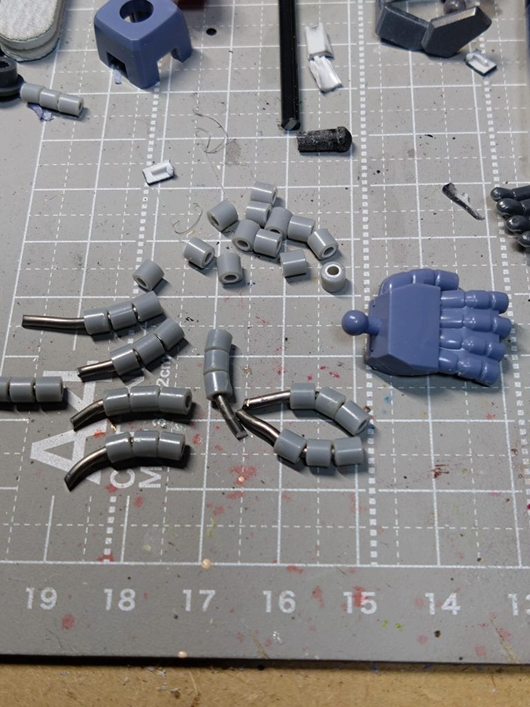 SDパーフェクトジオングのキットを使用しました。マニピュレータは指を切断した後にハンダを真に入れてプラパイプを接着した物を制作しました。