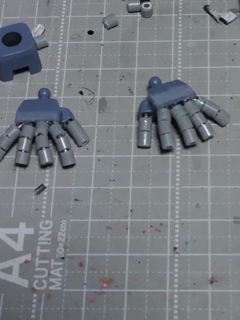 瞬間接着剤で固定してます。可動はしません。