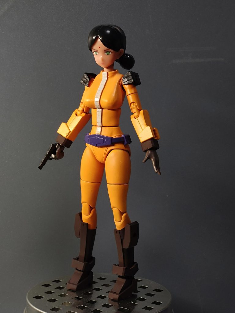 ララァ・スンのイメージではもう少し色は薄い黄色なのですが少し濃いめのカラーにしてます。寂しいのでララァには似合いませんが拳銃持たせました。