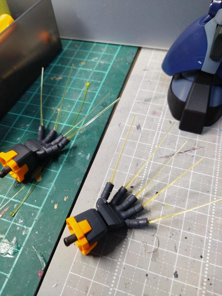 パイプにクリアイエローのランナーを炙って伸ばしたものを差し込んで装着。  