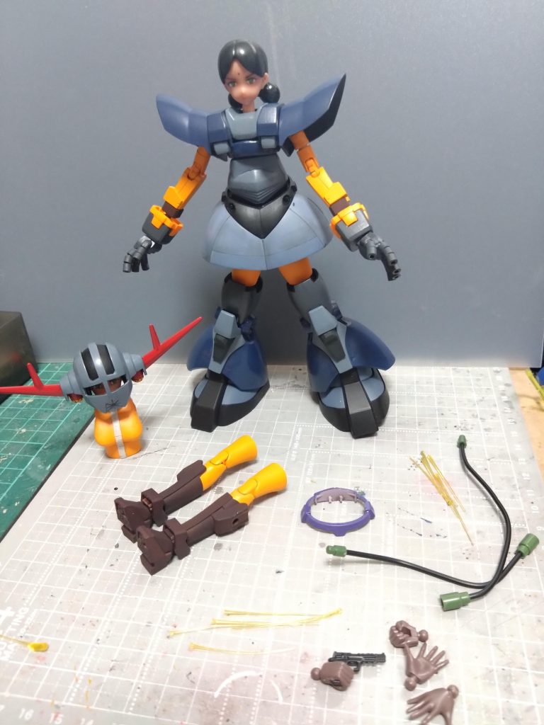 パーツはこんな感じです。足はジャンクのHGドム足。膝のパーツが無かったので適当なパーツを加工して使用。ジオング部分の明るいグレー？の調色が苦戦しました。何度も塗り直してます。当初はエルメスのグリーンと思い少し塗装しましたが似合いませんでした。