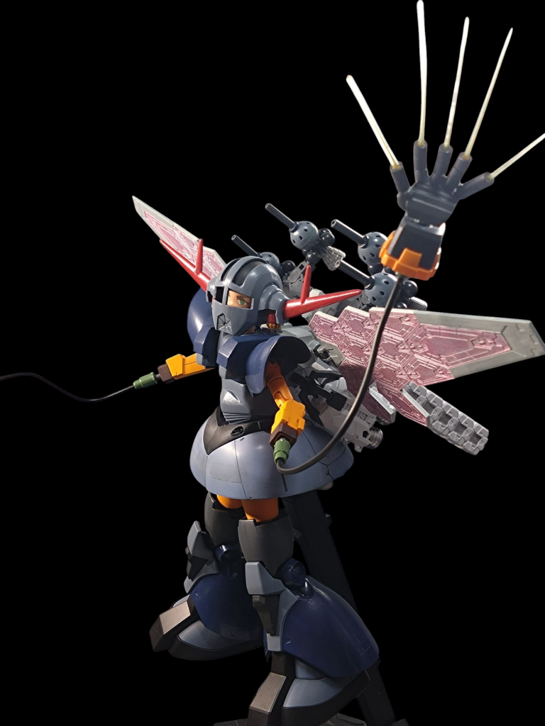 MS少女的な感じで進めながら最近赤いガンダムのビットが話題だったのでビットの制作も。前回のマチュの時はアイデアありましたが制作方法思いつかなくて…で今回ジオングに装着ですが装着方法考えてたらコンビニでグラスフェザー装備を発見したので購入。しかしコレクリアパーツじゃない！しかもアームも固定！という誤算でした。流石にシールというわけにも…と思いそういえば過去に購入したホログラムガンダムマーカーが！と探してみたらコレまたトランザム　ホロレッドでした。まぁこれでも良いかと使用してます。