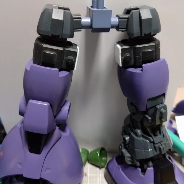 次は何をやろうかと旧キットのエルメスか？決まって無かったので手近にあったジオングをいじってます。パーフェクト・ララァ・スンの後だしパーフェクト・ジオングでも良いかと。とりあえずは首をプラ板で延長。胴体部分の軸を延長して下側にその分のプラ板を足しました。ドム足の接続部分に仮ですがジャンクパーツ挟んで延長してみました。コレで全体に大きくなりました。脚部は仮ですがコレを軸にこのままいくか何かするか考えてみます。（4枚目）