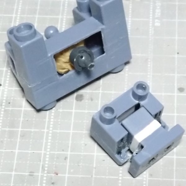 頭部を軽く組んでモノアイ動かしてみました。そして胸と腹の部分を切断してボールジョイント入れてみました。まだパテが硬化してないので組めませんが大体このくらいだろうとパテ盛りして固定しました。、多分少しは動くと思います。😅 （3枚目）