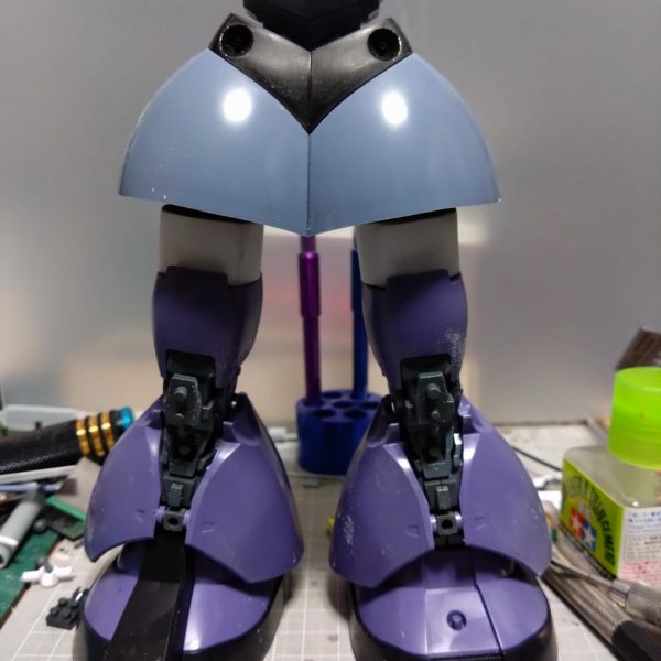 yuubiさんに言われて確認してみましたが股関節はきっちりハマってました。少し広いかもなぁ。近くで見てると気づきませんね。ちょっと詰めるのはすぐできそうです。（3枚目）