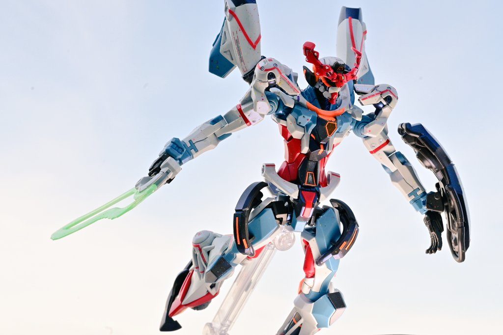 太陽光下で引きで見ればキラキラは目立ちません。全身はMr.カラーのパール塗料で青みがかった偏光系の仕上げにしています。