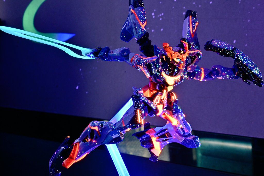 武器は蛍光グリーン、アンテナなどの赤のパーツは蛍光レッド、黄色のパーツは蛍光オレンジ、シールも蛍光で上塗りました