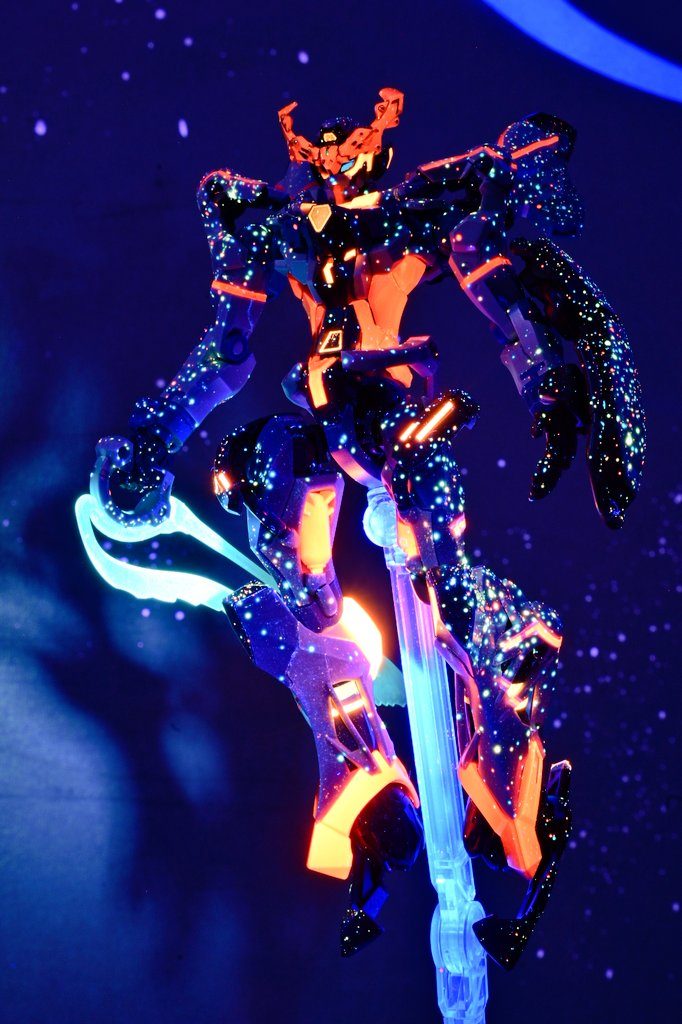 目とオレンジと赤のラインが発光し、これなら天パにも勝てそう…？