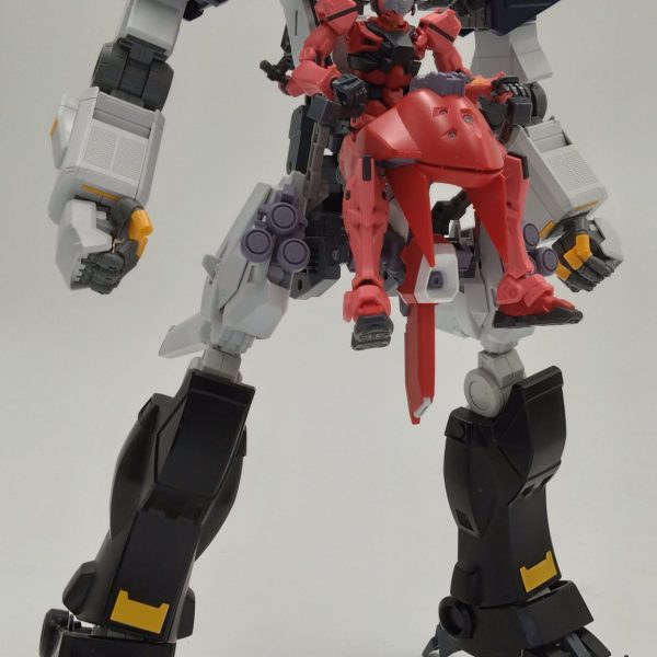 赤いガンダムもとい黒いガンダム用サイコアームド・ベース製作中いまんとこは自立してるけどもうちょい脚関節を強化したい（4枚目）