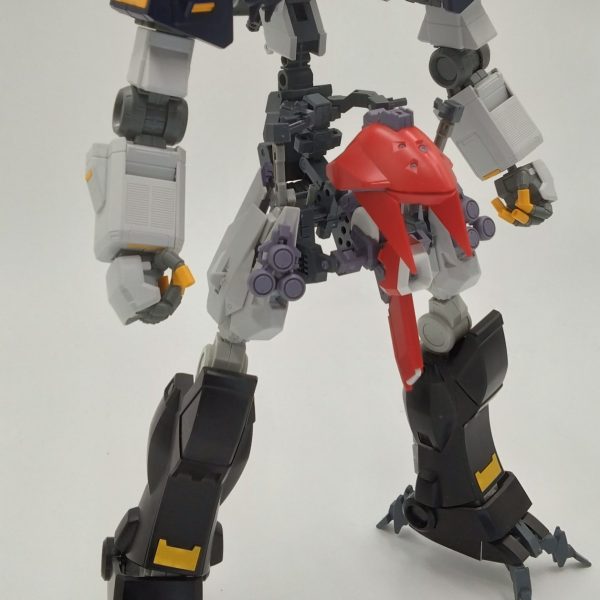 赤いガンダムもとい黒いガンダム用サイコアームド・ベース製作中いまんとこは自立してるけどもうちょい脚関節を強化したい（2枚目）