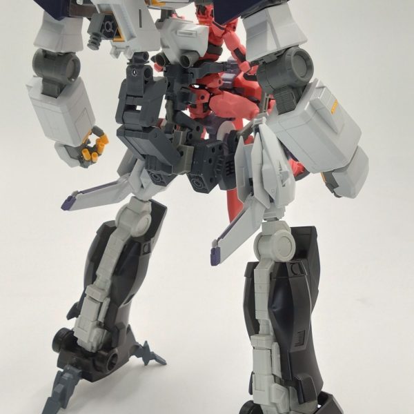 赤いガンダムもとい黒いガンダム用サイコアームド・ベース製作中いまんとこは自立してるけどもうちょい脚関節を強化したい（3枚目）