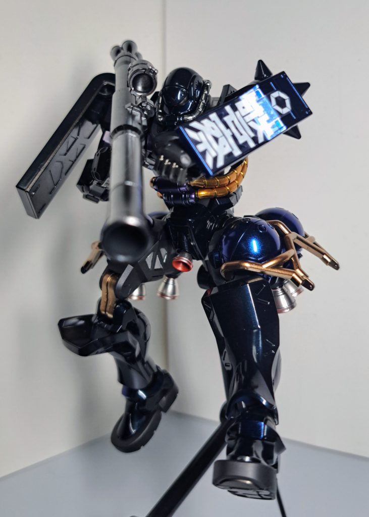 黒い三連星と言えばバズーカのイメージが強いので持たせています。