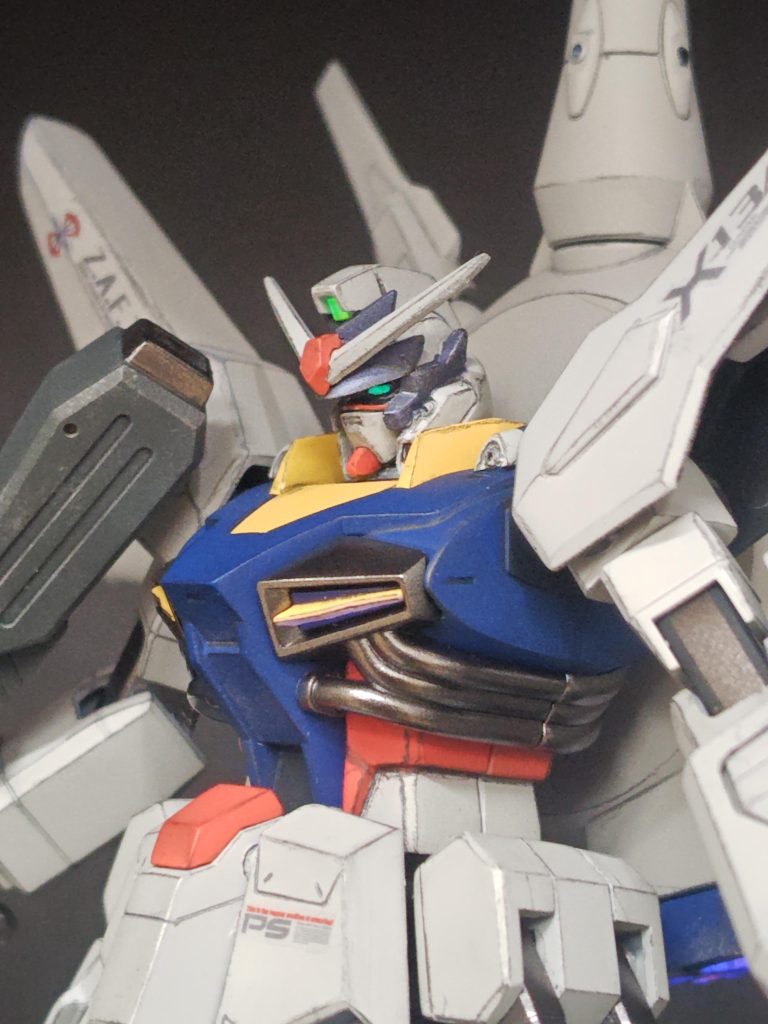 特徴である頭部の色分けされたバイザー部分ですが、設定では胸部のパイプと同系色なんですが、今回は後継機となるレジェンドの様にブルー系統の色で仕上げてみました。また今回は、デカールも入手が出来ず キット付属のマーキングシールを使用しております。余白を極力切り離し 慎重に馴染ませた後、トップコートで 段差を目立たなくなる様に仕上げました。マーキングシールも 慎重に貼り付けを行い、しっかり馴染ませれば 意外と目立たなくなるものですね、厚みがあるなどの声もよく聞いていたので、嫌厭していたのですが認識が変わりました。何事も試さない内に嫌うのは良くないですね····反省。（^_^;) 