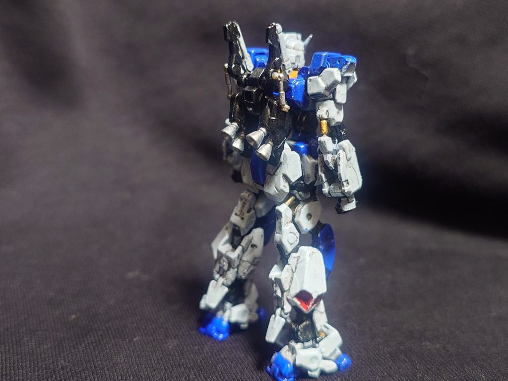 本体は青みがかった白、コバルトブルーで着色。シリンダーはゴールド、バーニアはシルバー。