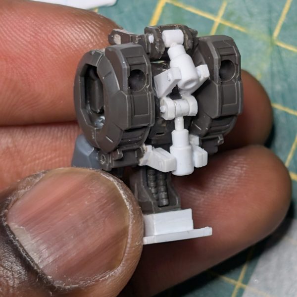 新しい背骨シリンダーが完成しました！MG（ヴィダール／バルバトス）のガンダムフレームを参考にしてます。そしてもちろん、背中にはケーブルも追加予定。（2枚目）