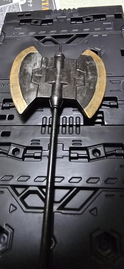 武器は大きな斧。ヒートアクスのようですが、あえてヒートしない仕様笑使用感を出すため黒鉄色に、焼鉄色でウェザリング(gandam-hand2)
