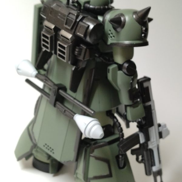 久しぶりの制作途中の投稿になります。色々タイミングが悪く塗装進められてませんでしたがどうにか墨入れ、デカール貼り前までこれました。メインウェポンのオルテガアックスはまだ途中なので改めて塗装をしようと思います。最後の写真がお直し前のザク2体目の作品です。濃いグリーンの面積増えてますね。（3枚目）