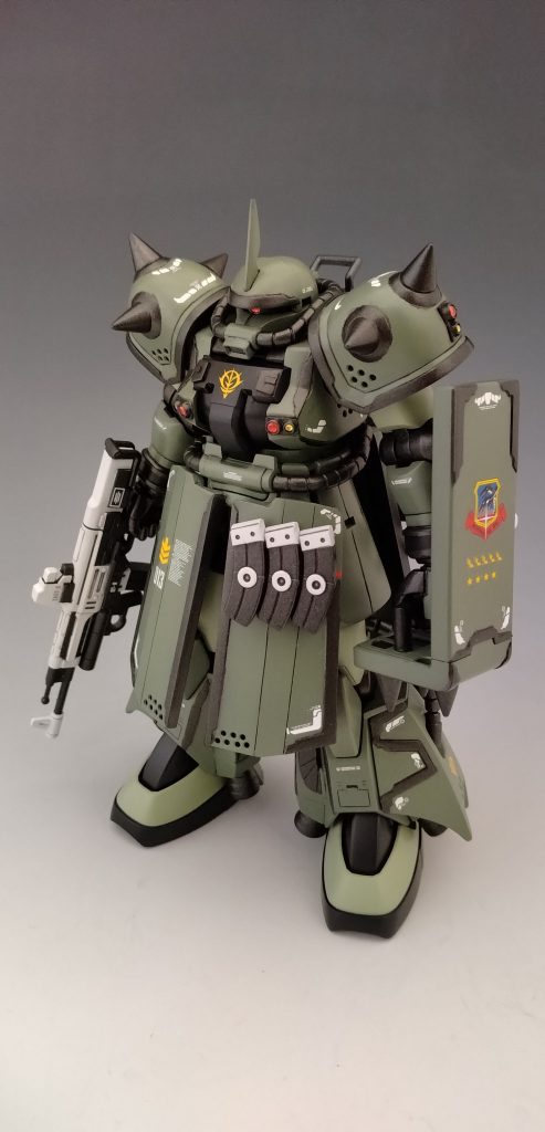 大体いつものなんちゃってセンサーとロングスカート化と縁取りと最近(?)取り入れ始めたブチ穴を入れてます。今回1/100のデカールを購入したのでついでのキマイラ隊のマークも貼りました。R−2な機体でキマイラ隊という事はこの機体は元々は…?みたいな楽しみ方もできますね(笑)