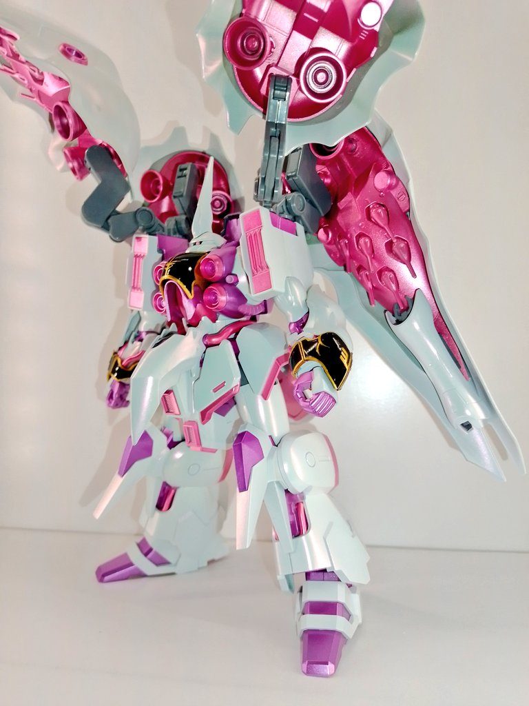 ピンクはMr.メタリックカラーのメタルピーチ、紫部分はメタリックパープルで塗装。袖付き部分はガイアカラーのスターブライトゴールドの上にタミヤカラーのエナメルブラック塗装して溶剤で拭き取りしてみました。