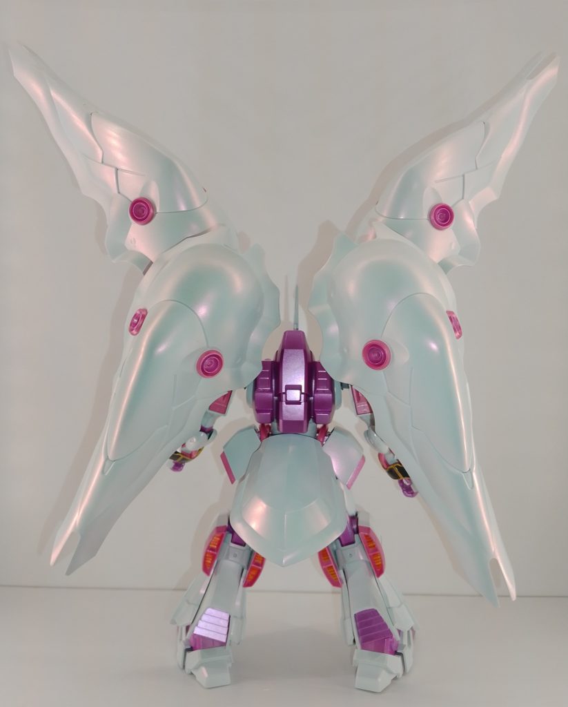 後ろ姿、とても綺麗…蝶の様…HGナイチンゲールで一度このカラー挑戦しましたが自分の腕か無く失敗してしまったので今回成功したのでRE100かHGナイチンゲールどちらかでこのキュベレイカラーまた挑戦してみるかな…