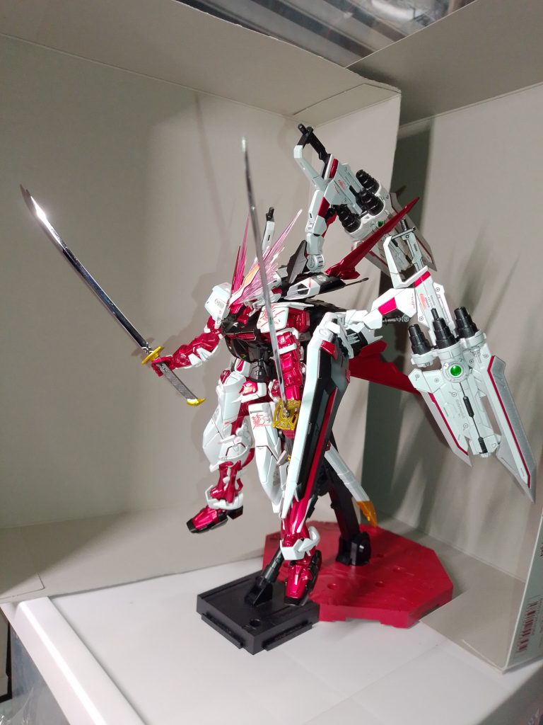 バックパックが大き過ぎてブースに収まらなかった…刀の鍔はスターブライトゴールドにクリアイエローを塗装。