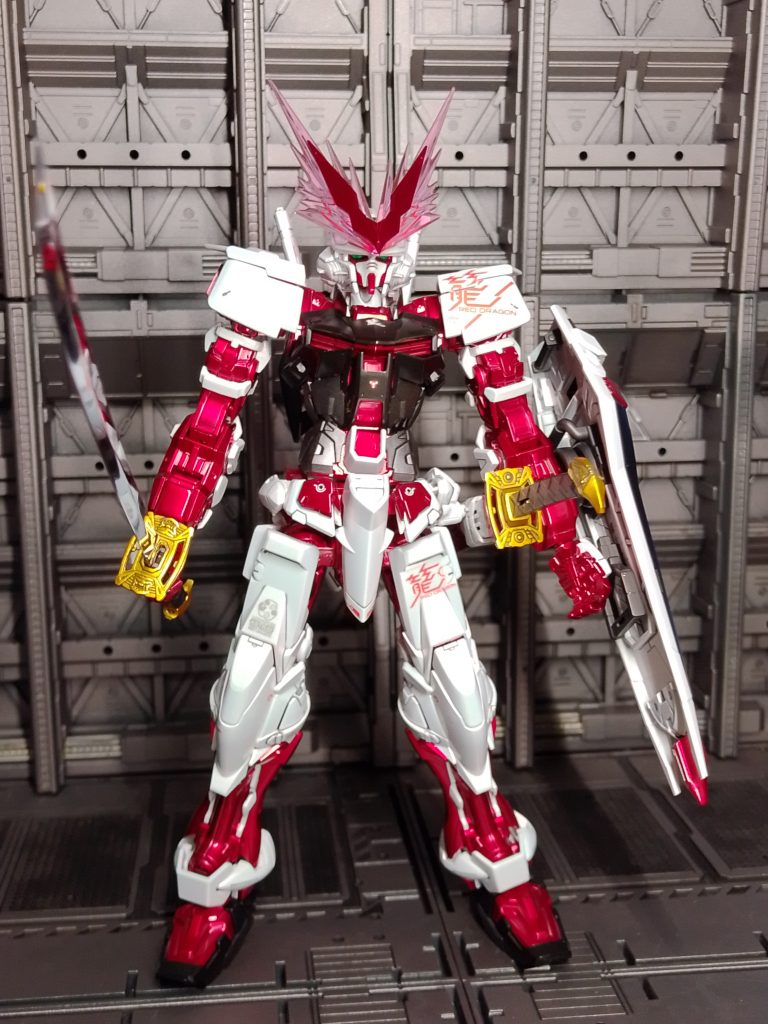 白いパーツはホワイト下地にMr.クリスタルカラーの偏光パールホワイトのルビーレッドで塗装。