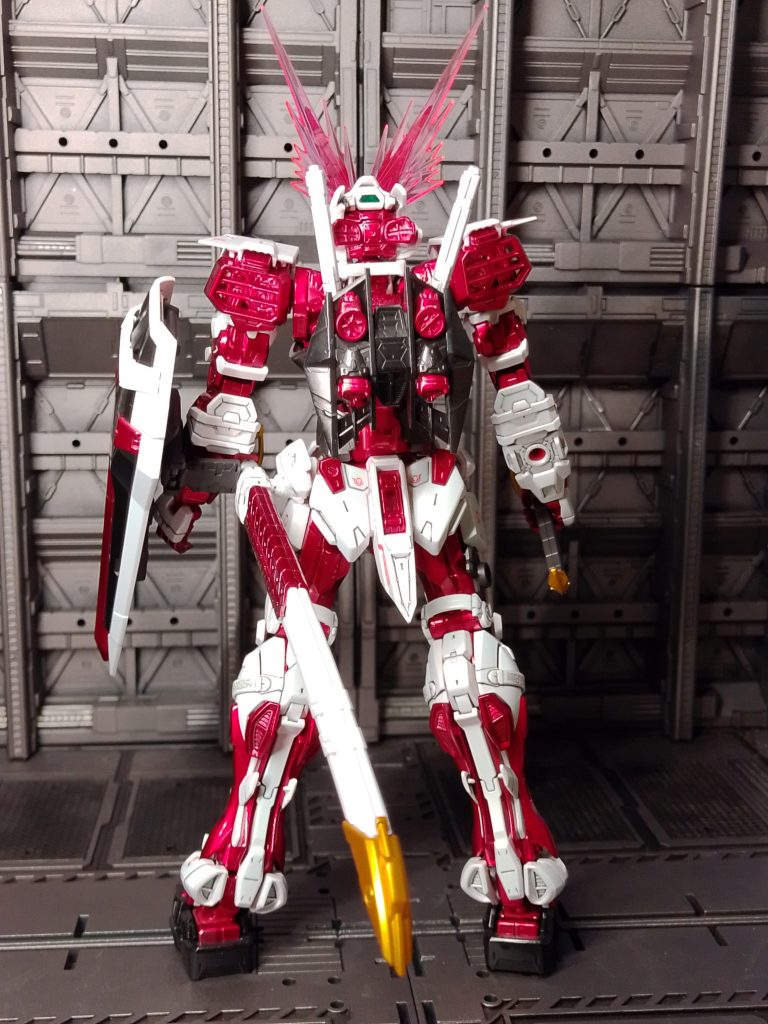 赤いパーツはシルバー下地で塗装しガイアカラーのクリアレッドで塗装。