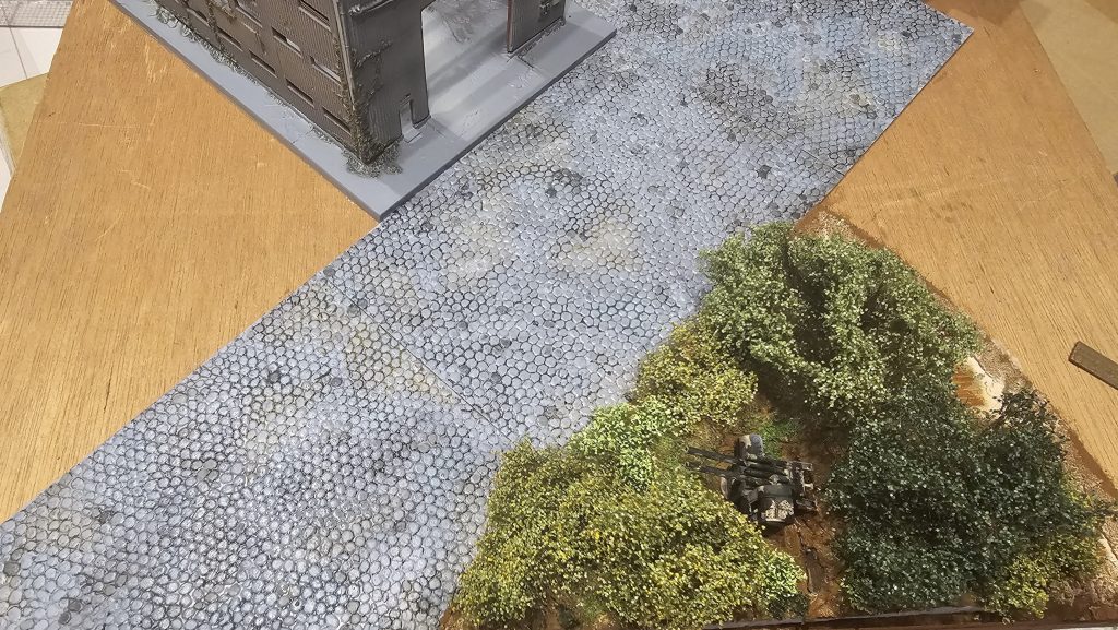 元になるタイルの塗装です。これに1日費やしました。タイルを一度全体を同じ色で塗装し、その後タイルごとに違う色を乗せて最後に墨入れ、ウェザリングを行っています。このときの写真が一番広角砲がわかりやすいですね。