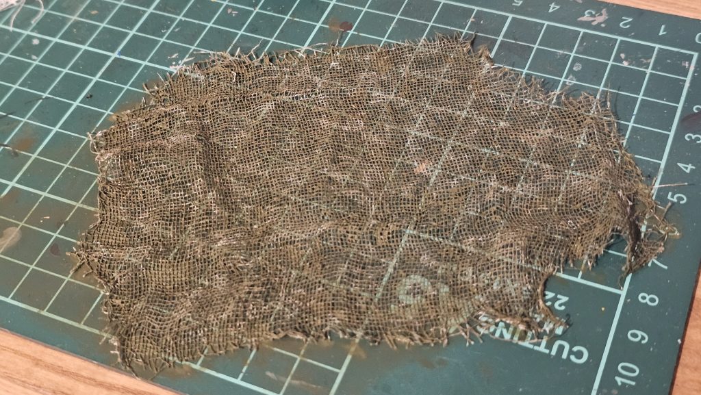 迷彩ネットはガーゼを塗装して製作しています。