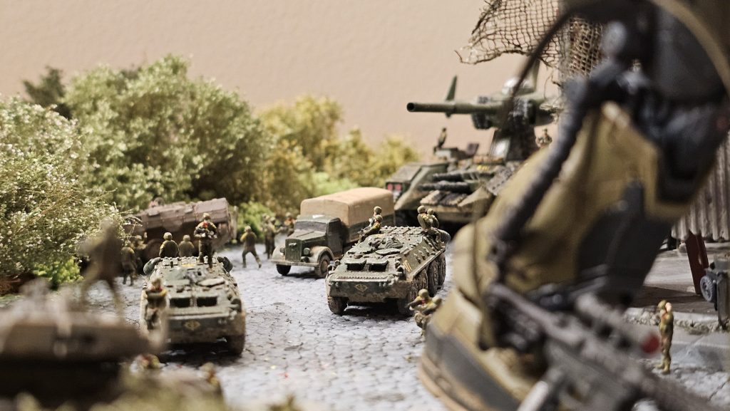 行軍するジオン軍地上部隊になります。装甲車はソ連軍の1/144スケールの物を使用し数名をタンクデサント状態にしています。トラックはピットロード製の物を使用しています。