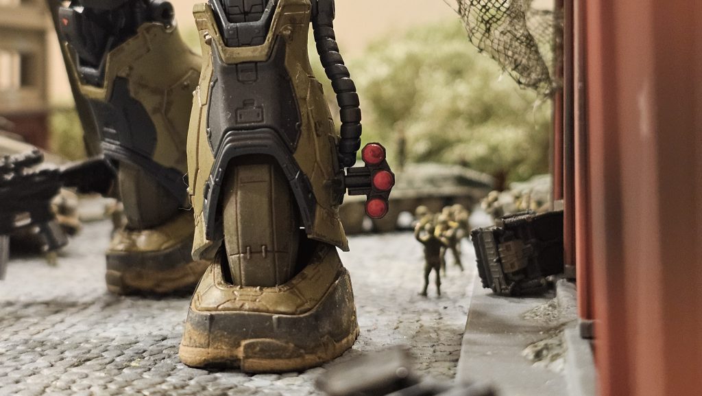 ザクの足とすぐそばのジオン兵