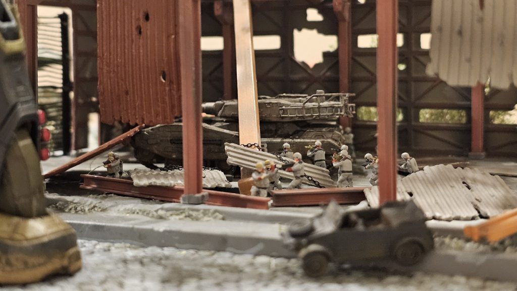 ザクを山側の61式が撃破した場合に、次の標的となるマゼラアタックを撃破出来るように工場に配備された61式戦車です。敵に突撃準備を整えている連邦兵士も置いています。