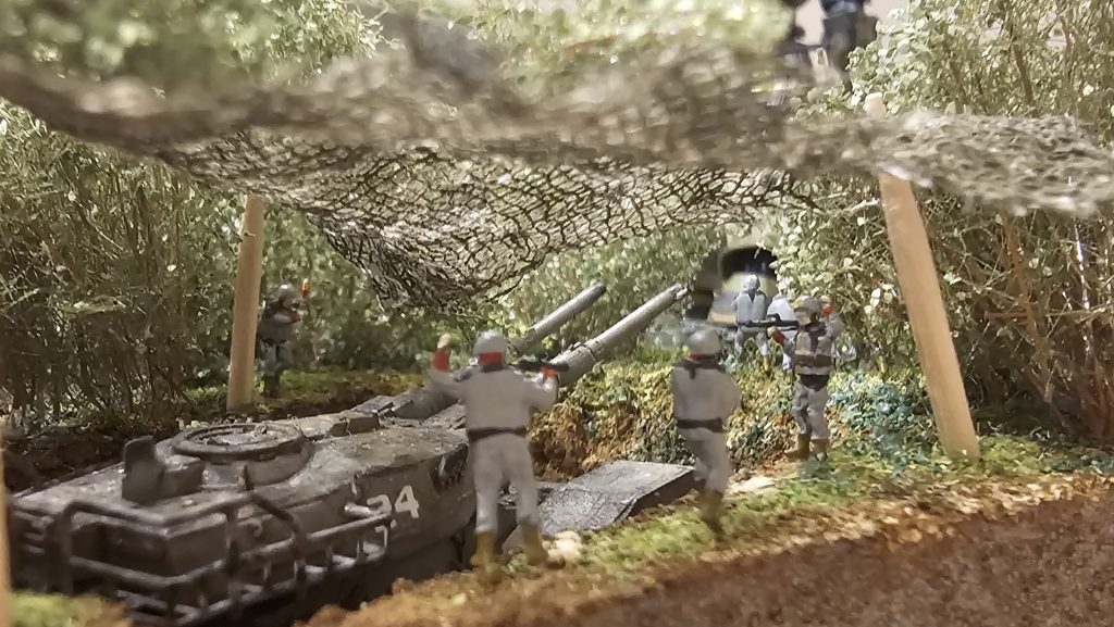 ネットの下に隠され通過したザクを背後から射撃する寸前の61式戦車を製作。ネットは取り外し出来るように製作しています。