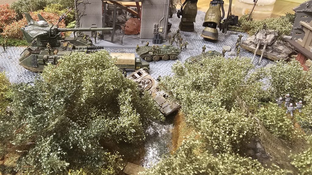 丘だけだと味気なかったので丘の間に川を配置しています。地面に砂を置き、モデリングウォーターなどで製作。