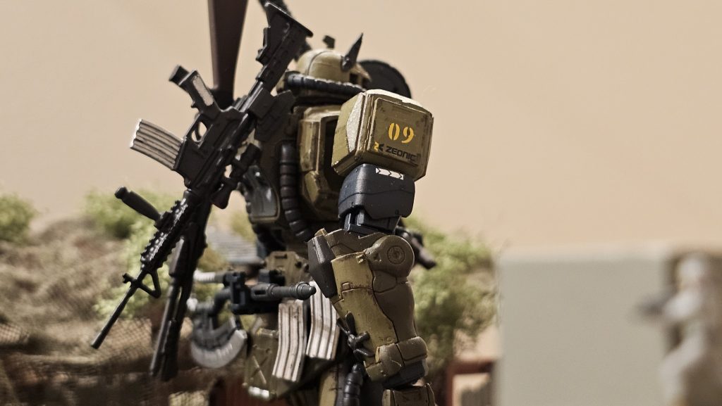 建物の屋上からザクを見る兵士の視点