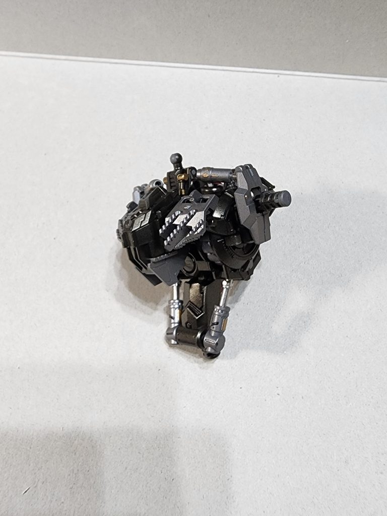 フレームは基本2色でわけて、金色とパイプなどのメタルレッドだけ筆で塗ってます。